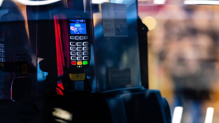 electronic-payment-terminal-with-red-and-green-lig-2026-03-25-00-21-38-utc (1)